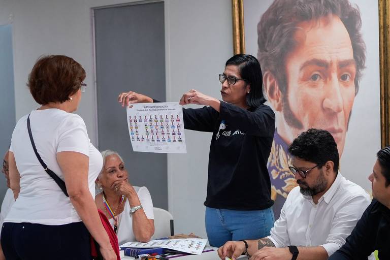 Cidadãos venezuelanos votam durante eleição presidencial na embaixada do país na Cidade do Panamá