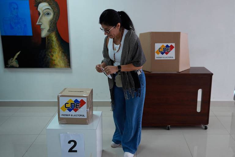 Cidadã venezuelana deposita voto em urna durante eleição presidencial