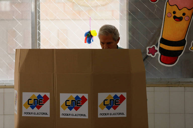 Cidadão vota na eleição presidencial em Caracas, na Venezuela