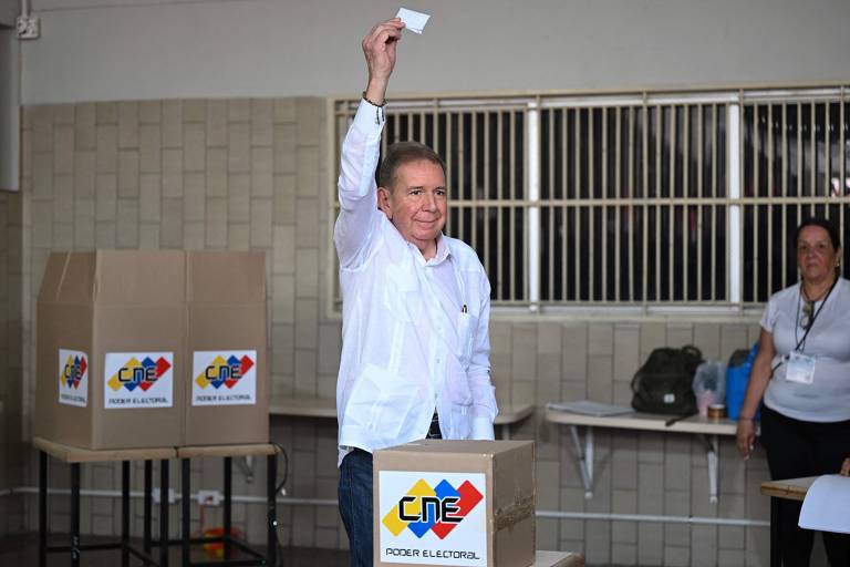 O opositor Edmundo González vota em Caracas, a capital da Venezuela; ele pediu reconciliação entre os venezuelanos