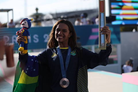 Rayssa Leal vai do choro nos braços da família ao pódio nos Jogos Olímpicos
