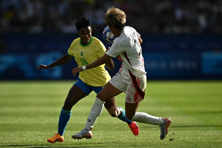 Ludmila briga pela bola com Moeka Minami durante partida entre Brasil e Japão em Paris