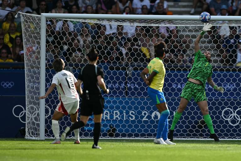 Lorena, goleira da seleção feminina, defende bola lançada por Mina Tanaka