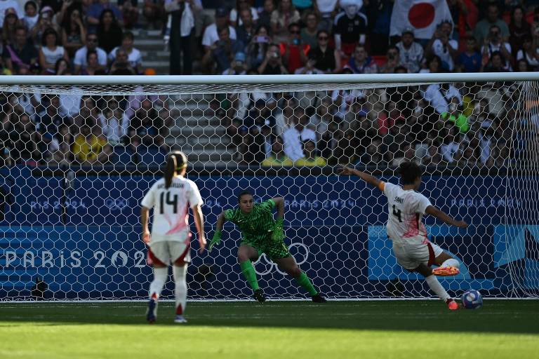 Saki Kumagai cobra pênalti para o Japão em partida contra o Brasil
