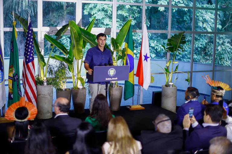 O governador do Pará, Helder Barbalho, discursa em evento do BID em Belém