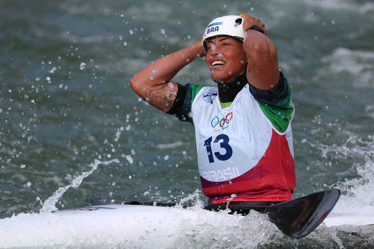 Identificada com o número 13 na camiseta, a brasileira Ana Sátila leva as mãos à cabeça, que está protegida por um capacete, na final da prova do K1 da canoagem slalom nas Olimpíadas de Paris