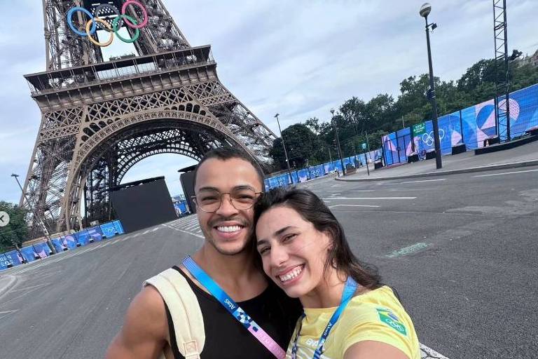 O casal Gabriel Santos e Ana Carolina Vieira em foto publicada após visitar, sem autorização, a Torre Eiffel