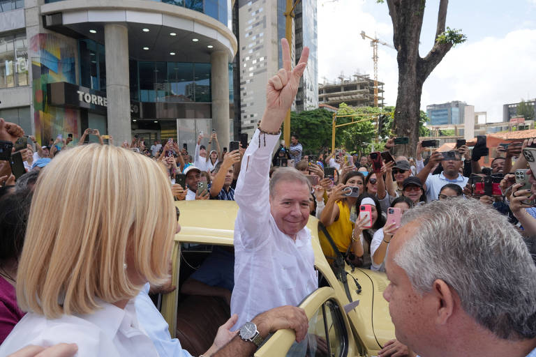 O opositor Edmundo González Urrutia chega para votar em Caracas