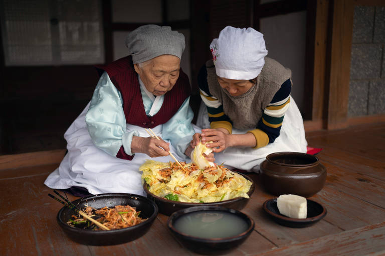 Dupla de mulheres idosas coreanas fazendo kimchi