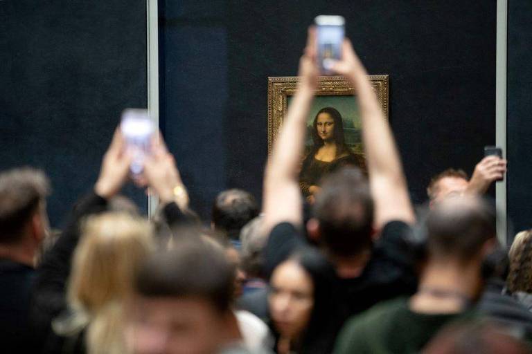 Turistas fotografam Mona Lisa