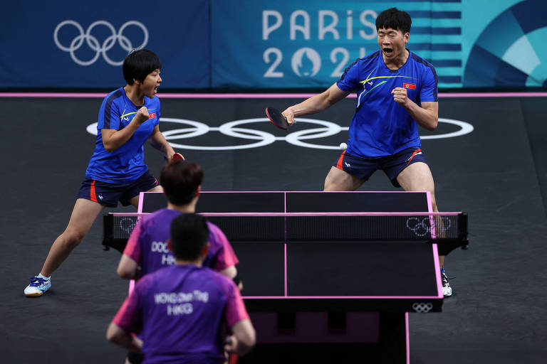 Ri Jong Sik e Kim Kum Yong, da Coreia do Norte, durante a disputa da semifinal das duplas mistas no tênis de mesa contra Wong Chun Ting e Doo Hoi Kem, de Hong Kong, em Paris