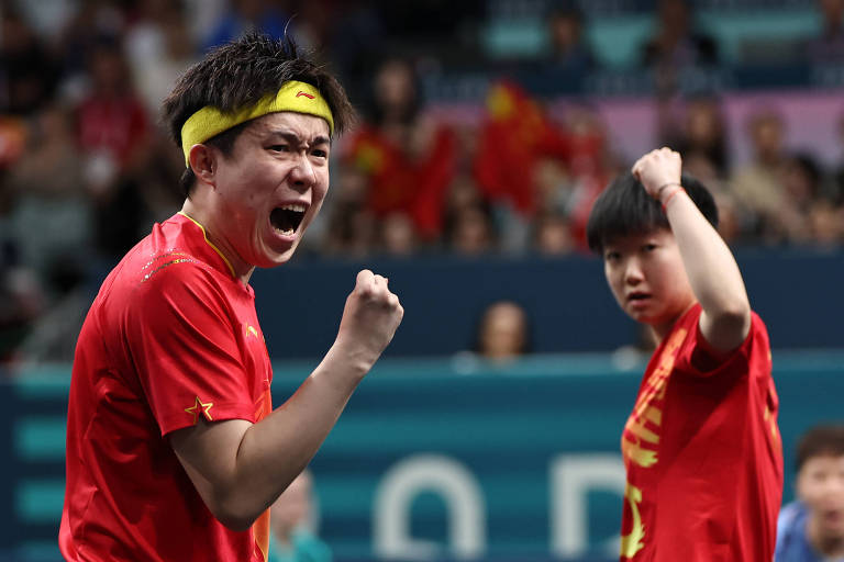 Wang Chuqin, à esq., e Sun Yingsha, da China, celebram ponto contra a dupla sul-coreana Lim Jonghoon e Shin Yubin, no Jogos de Paris