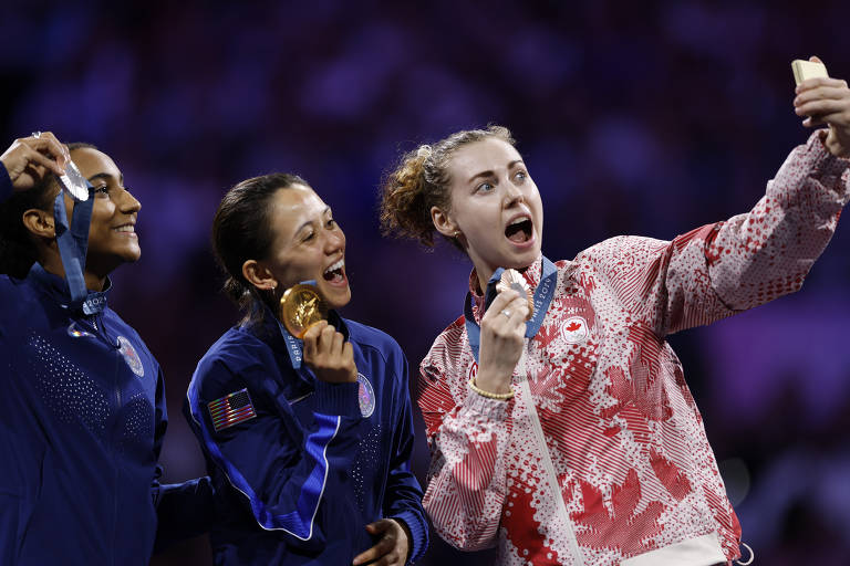 Atletas fazem selfie após medalhas em Paris