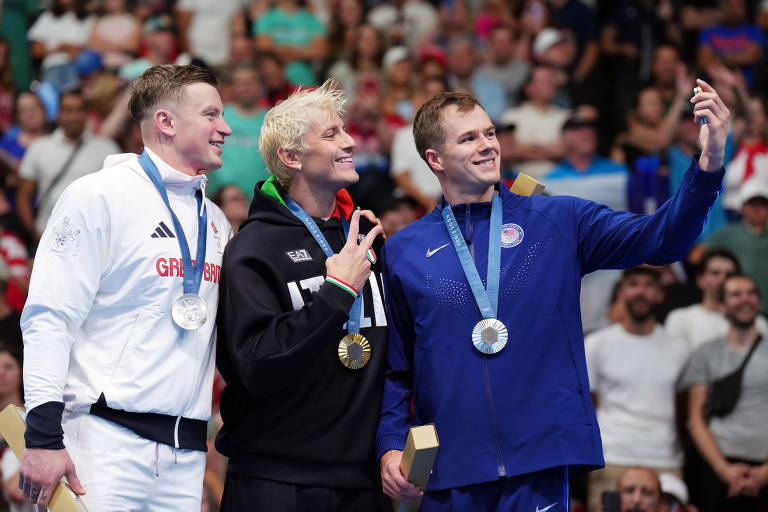 Os nadadores que subiram ao pódio pelos 100 m peito: da esq. para a dir., o britânico Adam Peaty, o italiano Nicolo Martinenghi e o americano Nic Fink