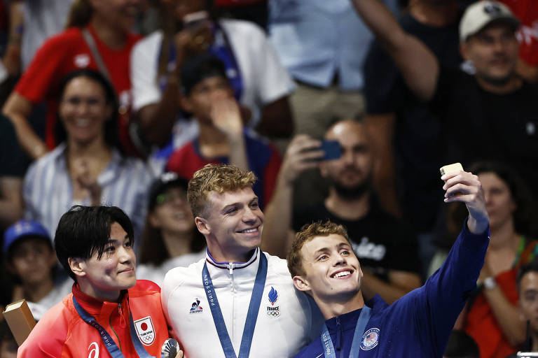 Cerimônia de premiação dos 400 m medley, com o japonês Tomoyuki Matsushita, o francês Leon Merchand e o americano Carson Foster