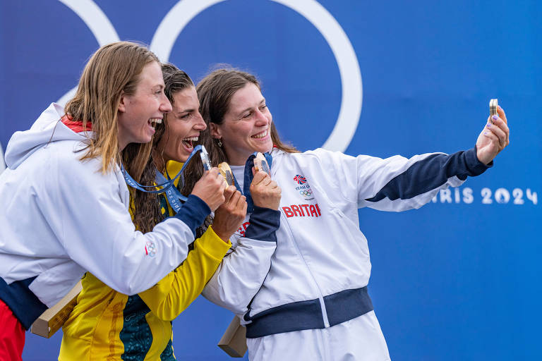Selfie durante a cerimônia de premiação do caiaque individual, da canoagem slalom, com a polonesa Klaudia Zwolinska, a australiana Jessica Fox e a britânica Kimberley Woods