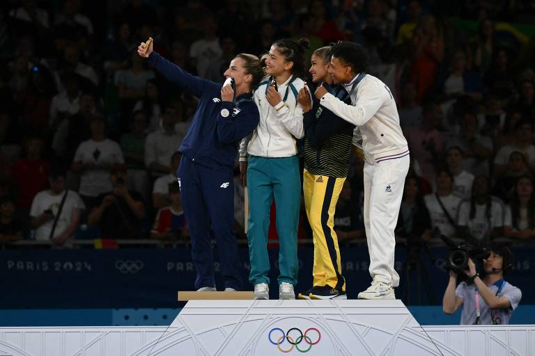 Selife com as medalhistas do peso meio-leve (até 52kg) feminino, com a kosovar Distria Krasniqi, a uzbeque Diyora Keldiyorova, a brasileira Larissa Pimenta e a francesa Amandine Buchard