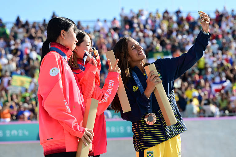 Medalhista de bronze no skate street, a brasileira Rayssa Leal tira selfie com as japonesas Coco Yoshizawa e Liz Akama
