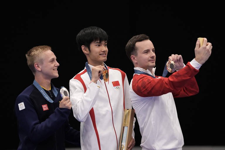 Cerimônia de premiação do tiro esportivo, com o sueco Victor Lindgren, o chinês Lihao Sheng e o croata Miran Maricic
