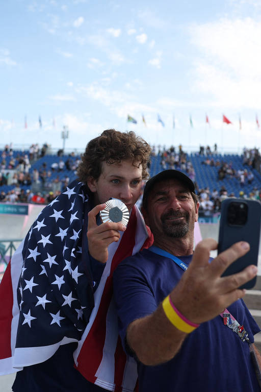 Medalhista de prata no skate street, o americano Jagger Eaton tira selfie com a conquista logo após a premiação