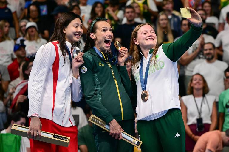 Medalhistas dos 100 m peito após a premiação: a chinesa Tang Qianting, a sul-africana Tatjana Smith e a irlandesa Mona Mc Sharry