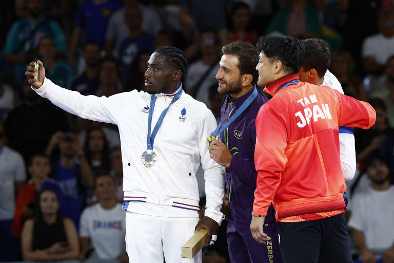 Pódio da categoria peso leve (até 73 kg) do judô durante selfie. São eles o francês Benjamin Gaba, o azerbaijanês Hidayat Heydarov, o moldavo Adil Osmanov e o japonês Soichi Hashimoto