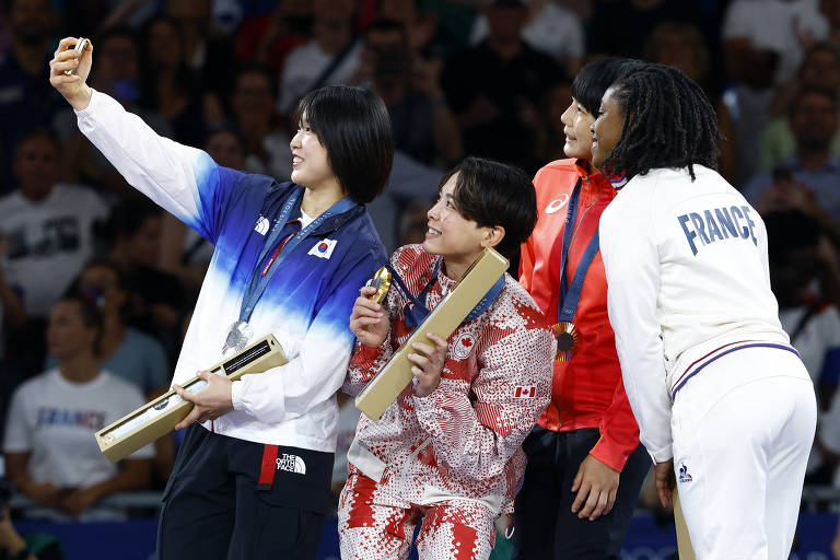 A japonesa Haruka Funakubo, que derrotou a brasileira Rafaela Silva na disputa pelo bronze na categoria peso leve, tira selfie com suas companheiras de pódio: a canadense Christa Deguchi, a sul-coreana Mimi Huh e a francesa Sarah Leonie Cysique