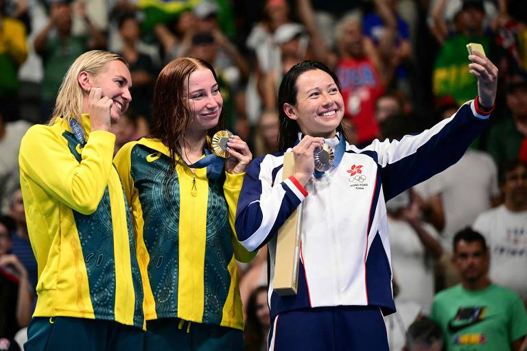 Pódio dos 200 m livres: as australianas Mollie O'callaghan e Ariarne Titmus e Haughey Siobhan Bernadette, de Hong Kong