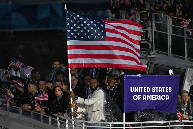 LeBron James carrega bandeira dos EUA na cerimônia de abertura das Olimpíadas de Paris