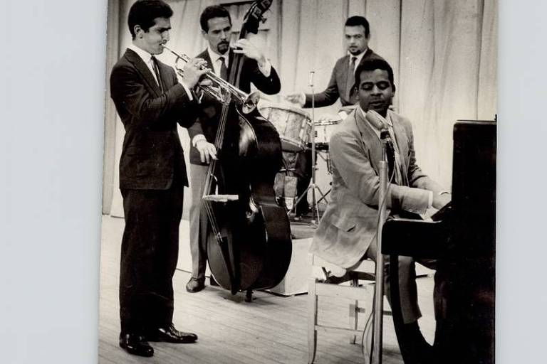 Em foto preto e branca, Jhonny Alf toca no evento de premiação do 'As Folhas de Ouro de Jazz', em 1962