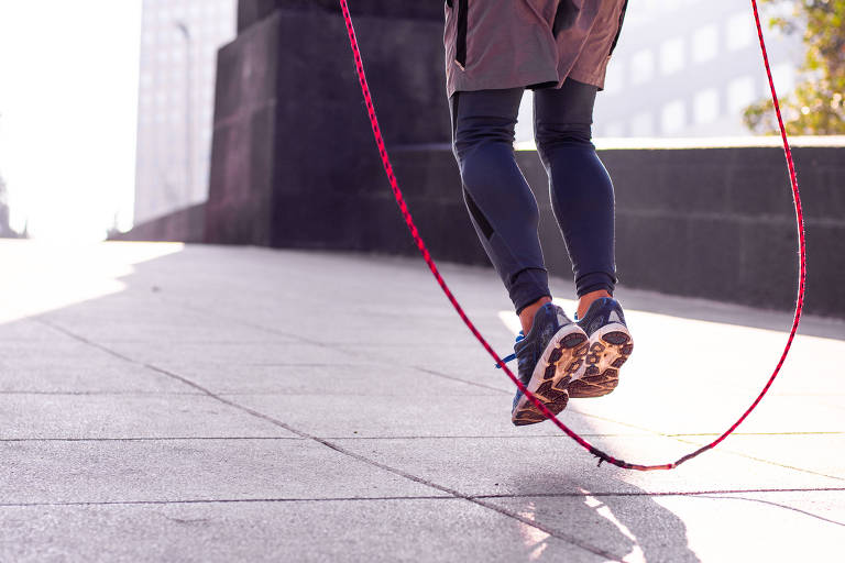 Fotografia mostra as pernas de uma pessoa pulando corda