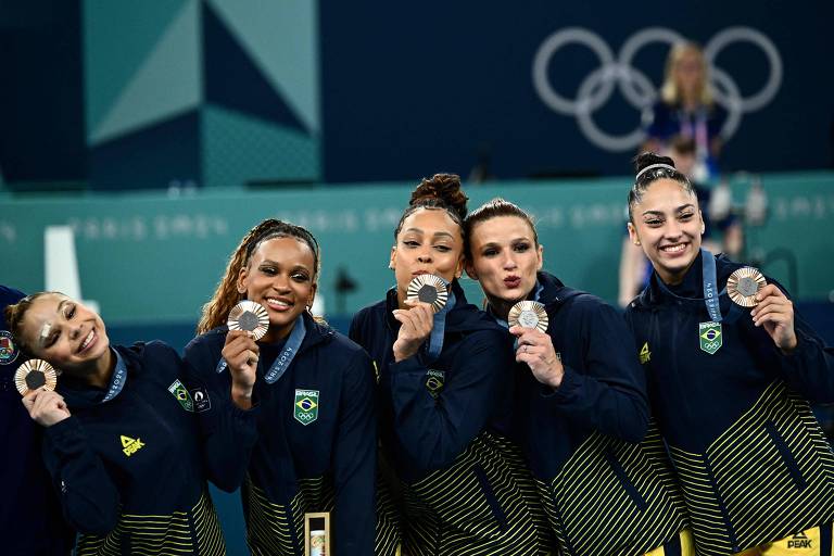 A equipe brasileira de ginástica, bronze nas Olimpíadas de Paris, formada por Flávia Saraiva, Receba Andrade, Lorrane dos Santos, Jade Barbosa e Julia Soares, exibe as medalhas