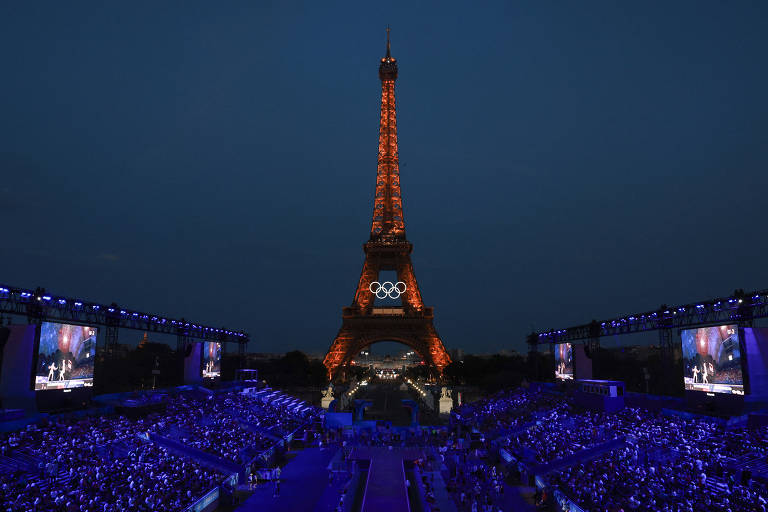 A Torre Eiffel com os anéis olímpicos