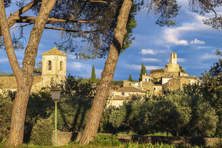 Horizonte de Lourmarin, cidade medieval na região do maciço de Luberon, na Provença