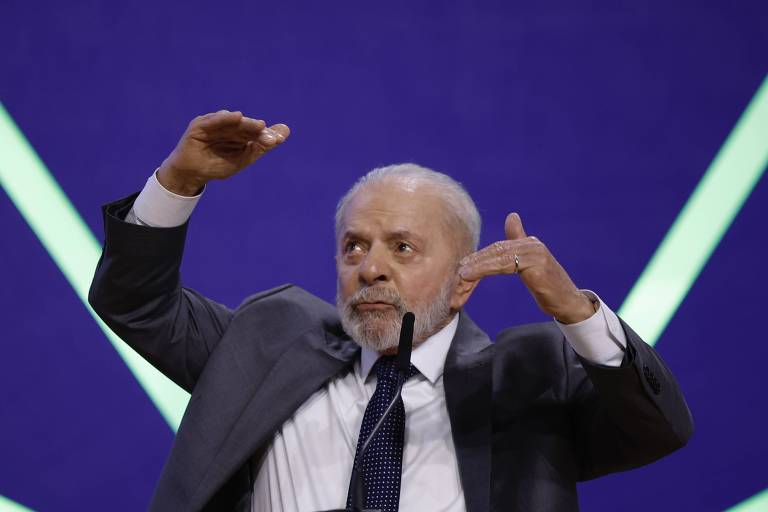 O presidente Lula aparece em imagem com as mãos direcionadas para o alto