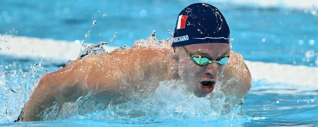 Léon Marchand nada na piscina durante a semifinal dos 200 m borboleta