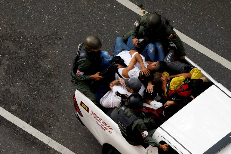 Venezuelanos protestam contra Maduro e resultado oficial das eleições