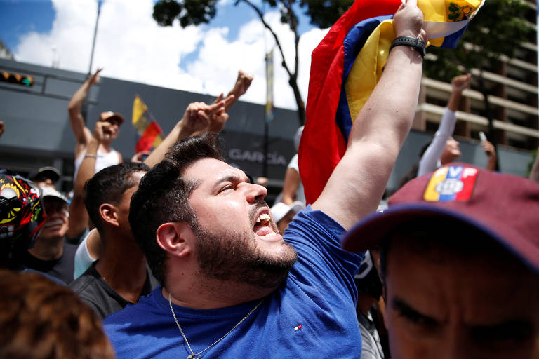 Venezuelanos protestam contra Maduro e questionam sua reeleição