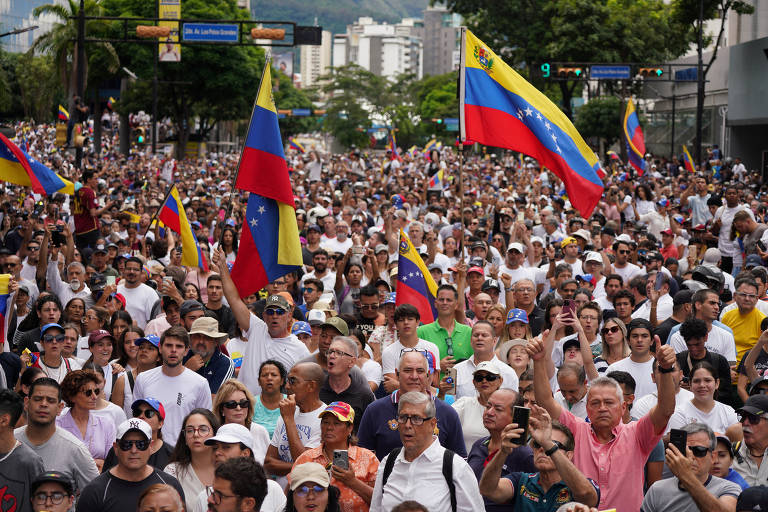 Protesto contra Nicolás Maduro reúne multidão em Caracas; oposição questiona transparência do resultado anunciado pela comissão eleitoral venezuelana, ligada ao governo