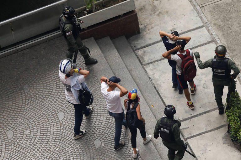Venezuelanos protestam contra Nicolás Maduro e questionam resultado oficial das eleições