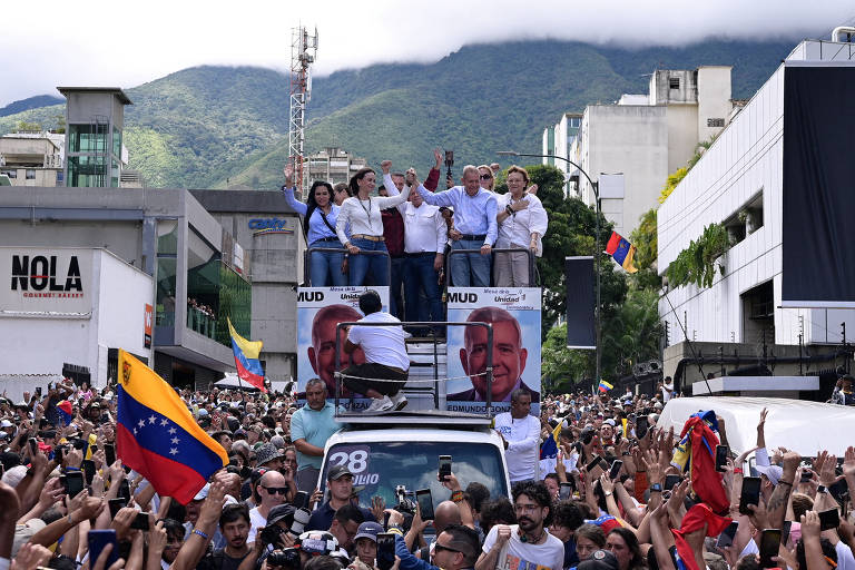 Líderes da oposição María Corina Machado e Edmundo González Urrutia cumprimentam manifestantes em Caracas dois dias após a Venezuela ir às urnas; dirigente chavista pede prisão dos dois e acusa tentativa de golpe