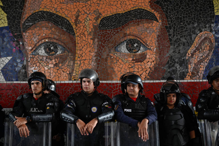 Policiais perto de mural de Simon Bolívar em região de Caracas onde ocorria protesto de base chavista