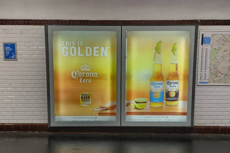 Outdoor da cerveja Corona Cero em estação de metrô de Paris