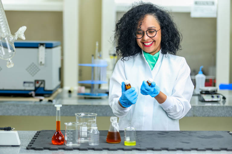 A pesquisadora Sendy Nascimento, no laboratório da UFRN (Universidade Federal do Rio Grande do Norte)