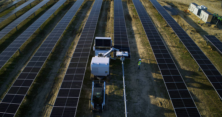 Robô instala painéis solares em fazenda de energia solar