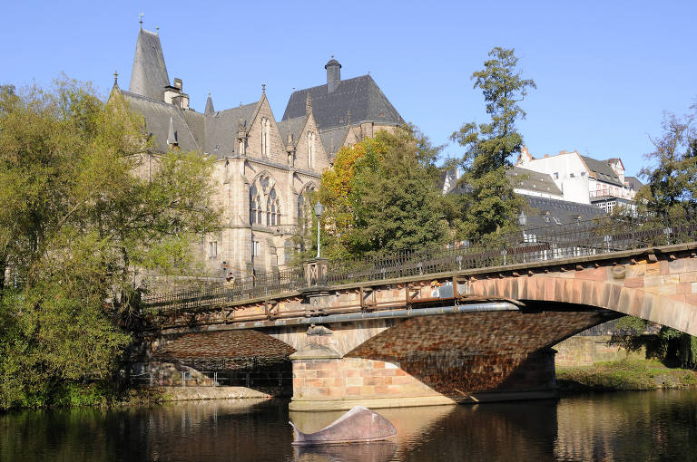Ponte sobre o rio Lahn e antiga universidade na cidade de Marburg, na Alemanha
