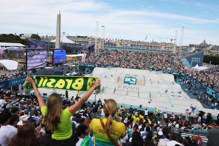 Vista de cima das arquibancadas, com torcedores brasileiros em destaque e a pista abaixo