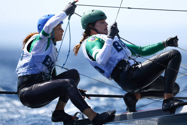 As velejadoras Martine Grael e Kahena Kunze competem em Marselha em regata olímpica da classe 49er FX