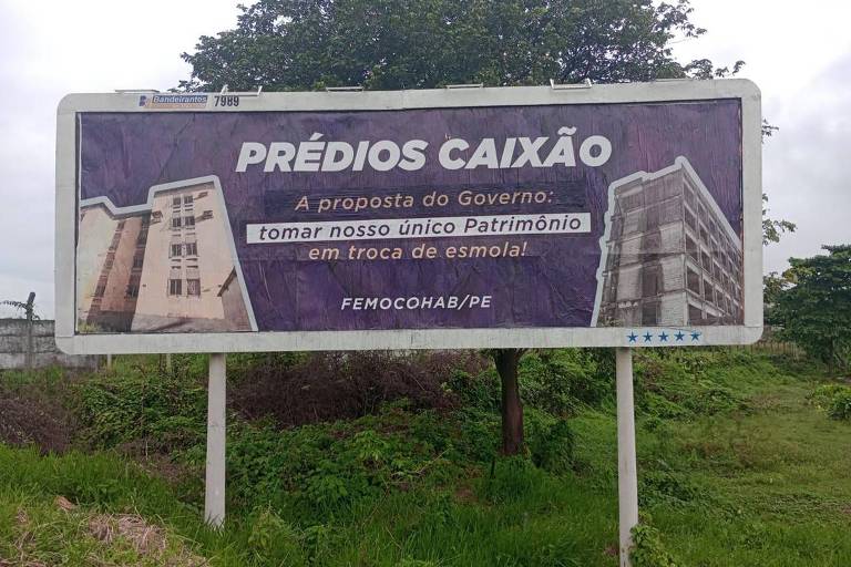 Outdoors espalhados por Recife (PE), chamam de esmola a compensação dada por imóveis com risco de desabar