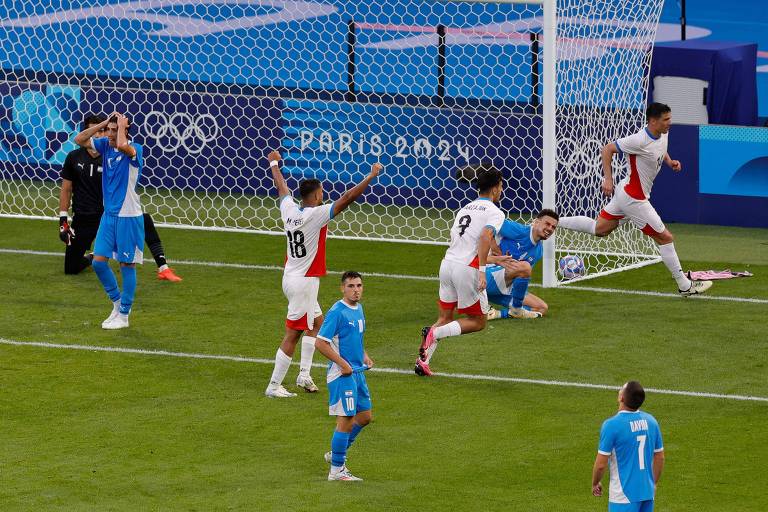 O paraguaio Balbuena corre seguido por companheiros para comemorar seu gol diante de Israel nos acréscimos do seguindo tempo contra Israel nas Olimpíadas de Paris